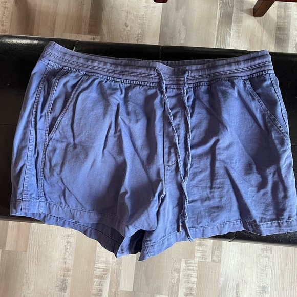 Blue Gap Shorts size XL - Picture 2 of 2